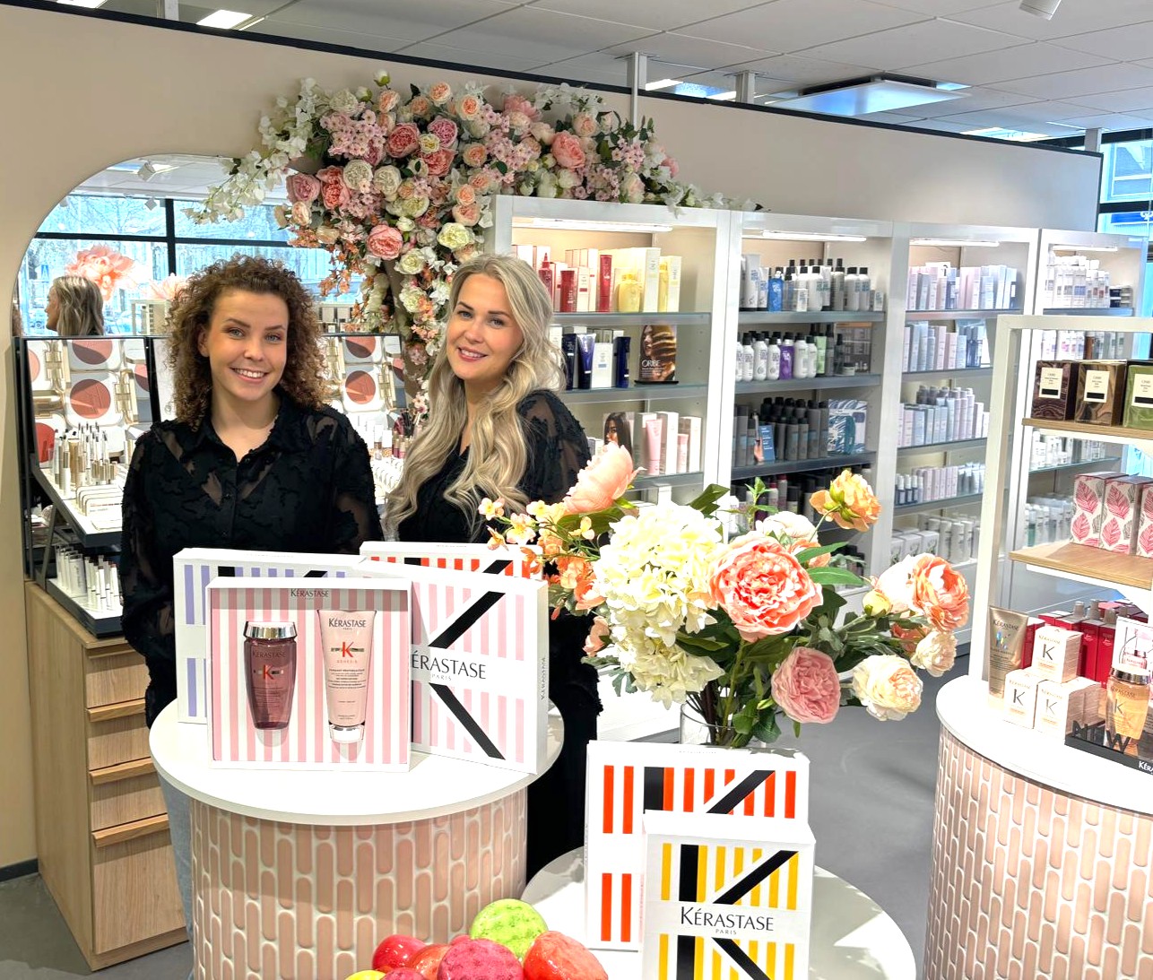 Kiia ja Neea Harman Shop Headline kivijalkamyymälässä